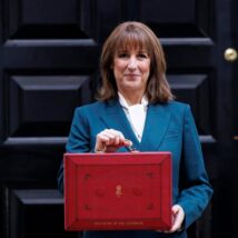 A ministra das Finanças do Reino Unido, Rachel Reeves, posa para fotos com a proposta de orçamento em Downing Street, sede do governo britânico, antes de apresentá-la ao Parlamento Imagem referente a matéria