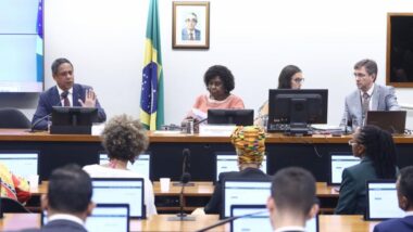 A PEC 27/2024, relatada por Orlando Silva (PCdoB), prevê fundo de R$ 20 bilhões para reparação racial, gerido por conselho composto por ONGs. Imagem referente a matéria