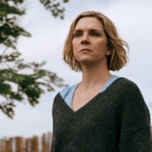A personagem Carol, interpretada por Rhea Seehorn, em cena da série “Pluribus”. Imagem referente a matéria