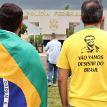 A queda de Bolsonaro só se entende ao reconhecer que vivemos uma era pós-Olavo: a direita trocou formação intelectual por disputa eleitoral efêmera. Imagem referente a matéria