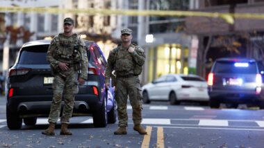 Agentes da Guarda Nacional isolam o local do ataque em Washington, perto da Casa Branca Imagem referente a matéria