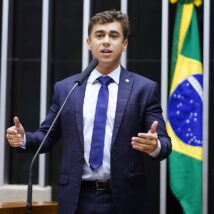 Nikolas comenta prazo para explicações sobre celular em visita a Bolsonaro: “não é justiça, é teatro” Imagem referente a matéria