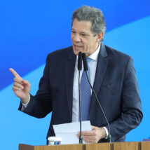 Economia: Fernando Haddad, em discurso durante sanção da isenção do Imposto de Renda para quem ganha até R$ 5 mil. O ministro da Fazenda descartou a possibilidade de privatização dos Correios. Imagem referente a matéria