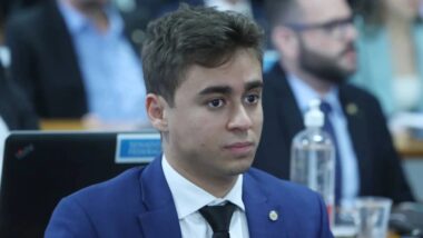 PSOL coordena ofensiva contra Nikolas Ferreira na PGR e no STF após polêmica envolvendo uso de celular durante visita a Bolsonaro. Imagem referente a matéria