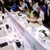 Crianças participam de atividade durante a World Robot Conference (Conferência Mundial de Robótica), em Pequim, em agosto de 2025.