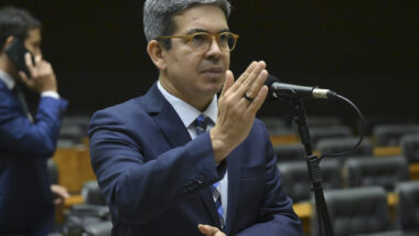 Congresso autorizou crédito bilionário para o governo pagar despesas correntes sem a trava da regra de ouro. Imagem referente a matéria