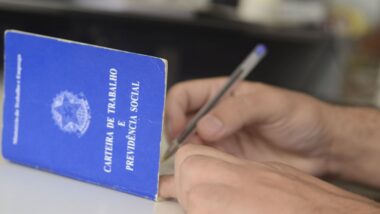 Setor público e da construção foram os que mais contrataram no trimestre móvel encerrado em outubro, diz IBGE. Imagem referente a matéria