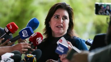 Ministra de Lula minimiza crise e diz confiar em consenso após a entrada de Lula diretamente nas negociações com Alcolumbre e Motta. Imagem referente a matéria