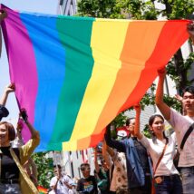 Participantes desfilam pelas ruas de Tóquio, Japão, na Parada do Orgulho LGBT, em 2018 Imagem referente a matéria