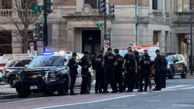 Agentes da Polícia Metropolitana de Washington D.C. nos arredores da Casa Branca após ataque armado contra militares Imagem referente a matéria