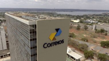 Correios lideram rombo com mais de R$ 4 bilhões em déficit. Montante total do ano se aproxima ao de 2024, de R$ 6,7 bilhões. Imagem referente a matéria