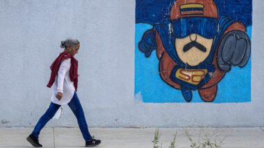 Propaganda chavista em Maracaibo mostra Nicolás Maduro caracterizado como o Super Bigode, personagem de desenho animado “inspirado” no ditador Imagem referente a matéria