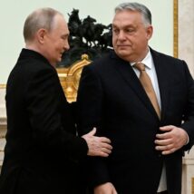 O primeiro-ministro da Hungria, Viktor Orbán, é recebido no Kremlin pelo ditador da Rússia, Vladimir Putin Imagem referente a matéria