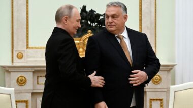 O primeiro-ministro da Hungria, Viktor Orbán, é recebido no Kremlin pelo ditador da Rússia, Vladimir Putin Imagem referente a matéria