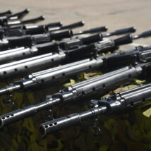 Corregedoria da PM do Rio prendeu cinco pessoas por furtar fuzil em operação na Penha e no Alemão. Imagem referente a matéria