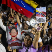 Chavistas realizam manifestação contra a primeira-ministra de Trinidad e Tobago, Kamla Persad-Bissessar, no final de outubro Imagem referente a matéria