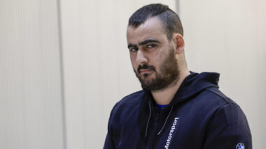 Yassine Kanjaa, que atacou duas igrejas na Espanha com um facão em 25 de janeiro de 2023, durante seu julgamento na Audiência Nacional, em Madri. Imagem referente a matéria