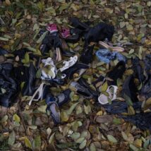 Sapatos de civis mortos empilhados ao lado de um prédio residencial em Kherson, no sul da Ucrânia, em 2024. Imagem referente a matéria