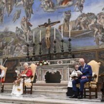 O papa Leão XIV, o rei Charles III, a rainha Camilla e outras autoridades religiosas na Capela Sistina, em momento de oração conjunta. Imagem referente a matéria