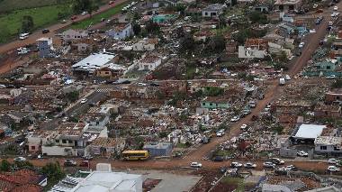 Parte da cidade de Rio Bonito do Iguaçu, no interior Paraná, foi destruída por um tornado com ventos entre 180 km/h e 250 km/h. Imagem referente a matéria