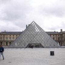 Vista externa do Museu do Louvre: criminosos foram presos mais de uma semana após roubo de joias da realeza francesa Imagem referente a matéria