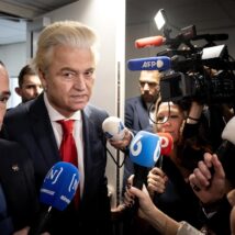 O líder do partido PVV, Geert Wilders, discursa para a imprensa na Câmara dos Representantes em Haia após revés eleitoral Imagem referente a matéria