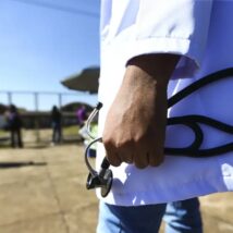 A flexibilização de regras para a criação de novos cursos de medicina tem sido vista por parte do setor como um desequilíbrio regulatório que afeta a livre concorrência. Imagem referente a matéria