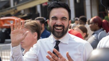 Zohran Mamdani, prefeito eleito de Nova York, durante evento de campanha em setembro de 2025. Imagem referente a matéria