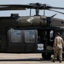 Militares preparam um helicóptero Sikorsky UH-60 Black Hawk na Base Conjunta Andrews, em Maryland Imagem referente a matéria