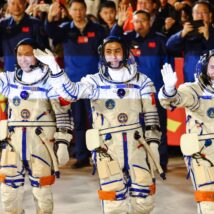 Enquanto a China tenta trazer os astronautas de volta à Terra, a missão espacial Shenzhou-21 chegou com sucesso na estação espacial Tiangong Imagem referente a matéria