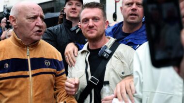 O ativista político Tommy Robinson (ao centro) ao deixar um tribunal em Londres. Imagem referente a matéria